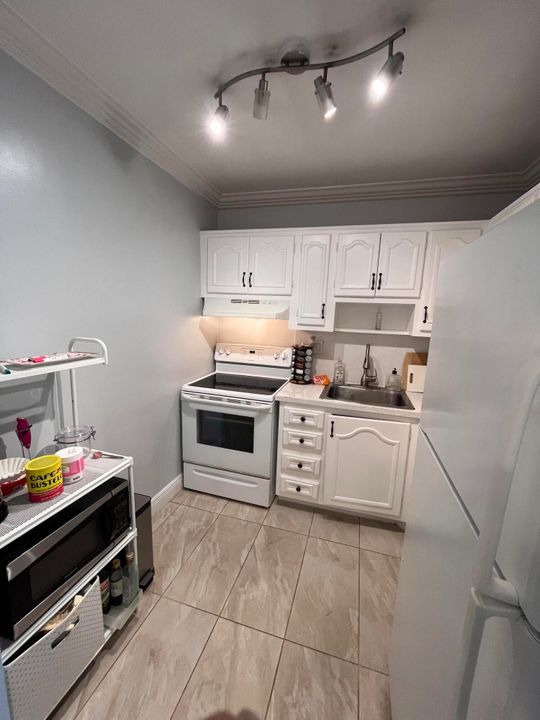 For Rent: $1,950 (2 beds, 2 baths, 892 Square Feet)