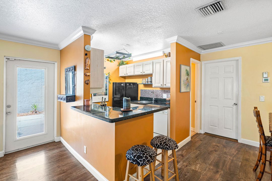 For Sale: $214,999 (2 beds, 1 baths, 864 Square Feet)