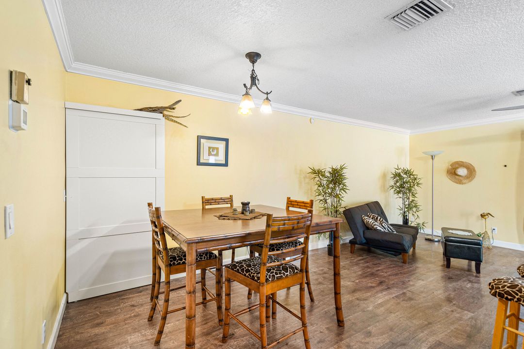 For Sale: $214,999 (2 beds, 1 baths, 864 Square Feet)