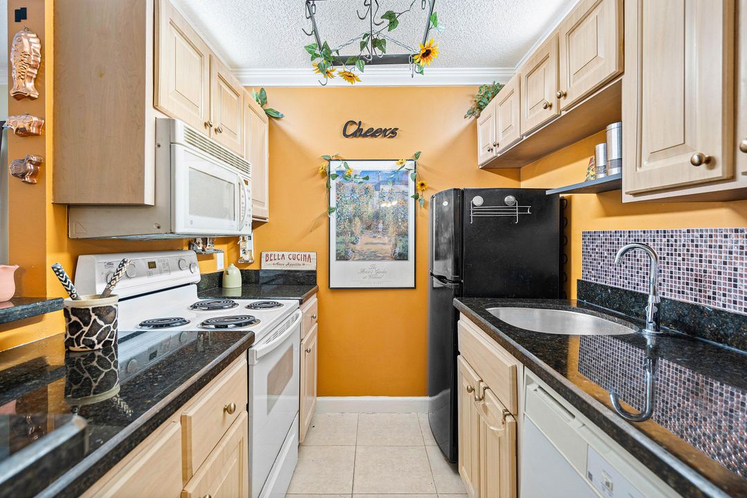 For Sale: $214,999 (2 beds, 1 baths, 864 Square Feet)