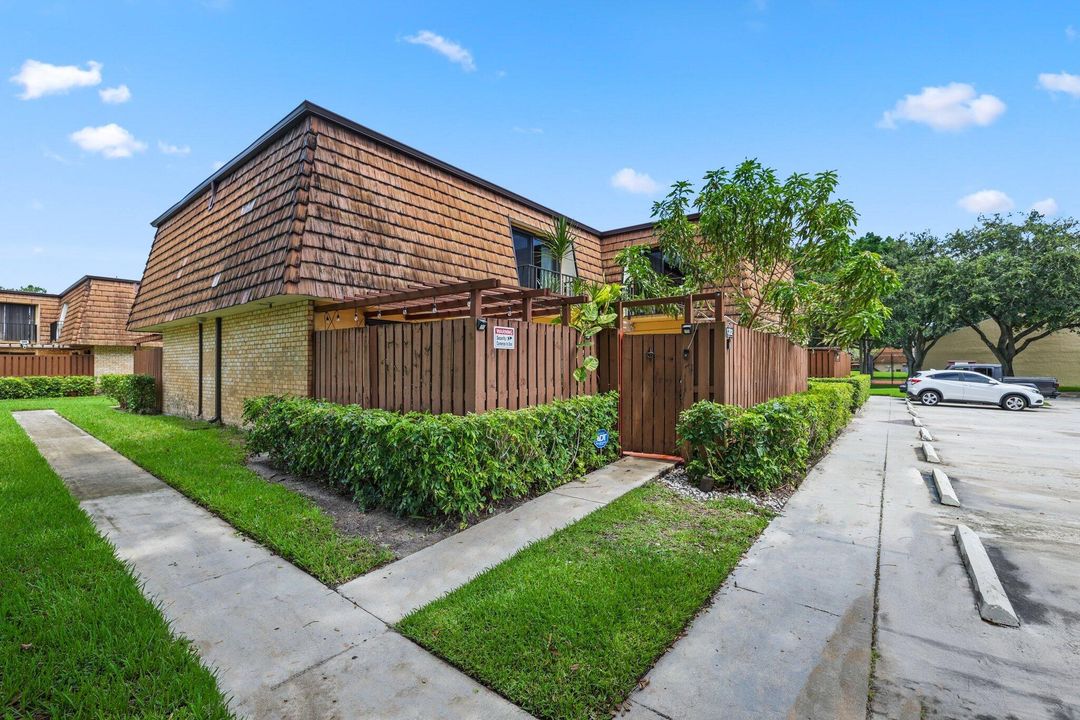 For Sale: $348,400 (3 beds, 3 baths, 1488 Square Feet)