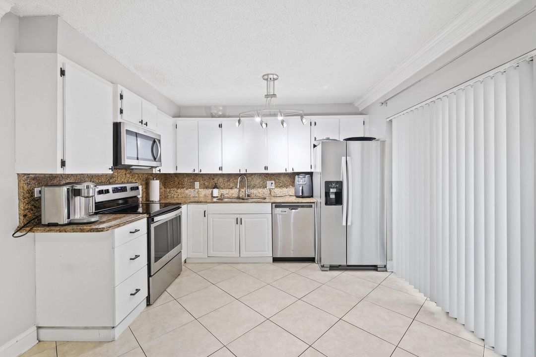 For Sale: $348,400 (3 beds, 3 baths, 1488 Square Feet)