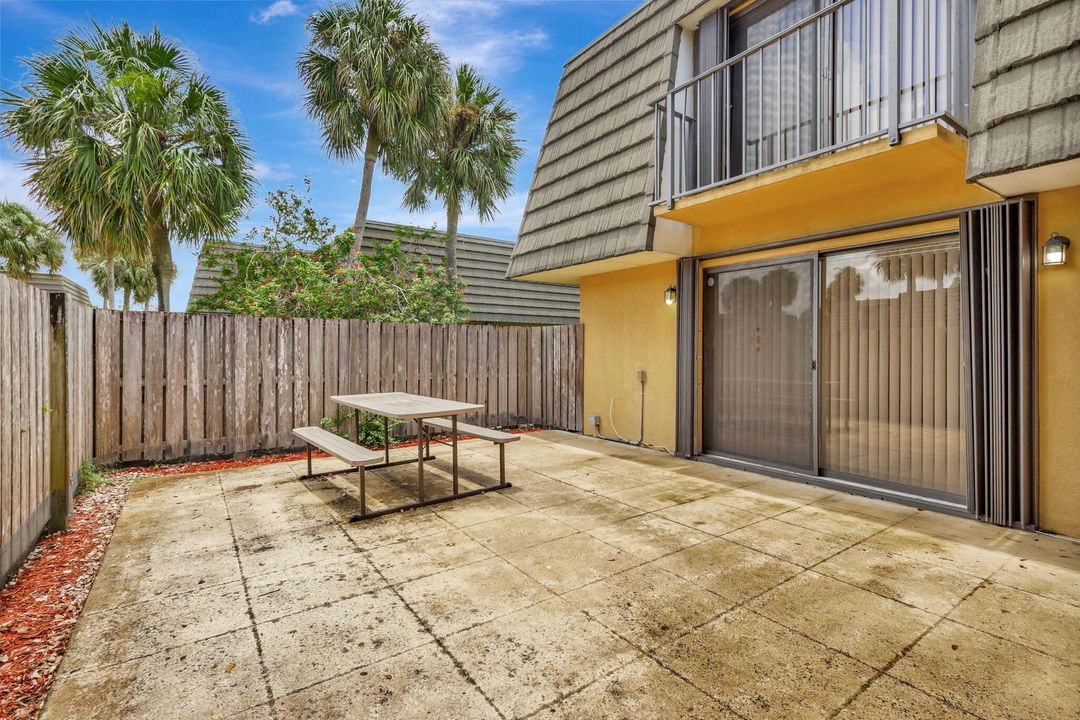 Active With Contract: $2,100 (2 beds, 2 baths, 1236 Square Feet)