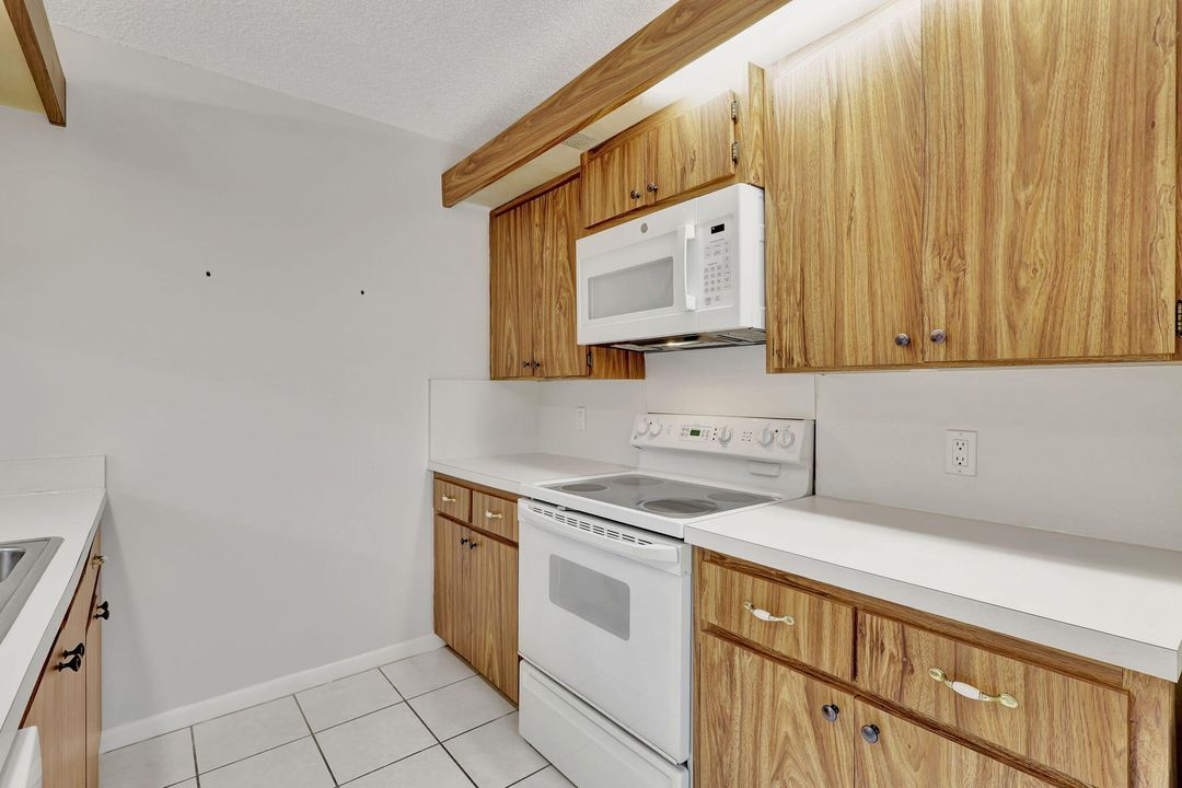 Active With Contract: $2,100 (2 beds, 2 baths, 1236 Square Feet)