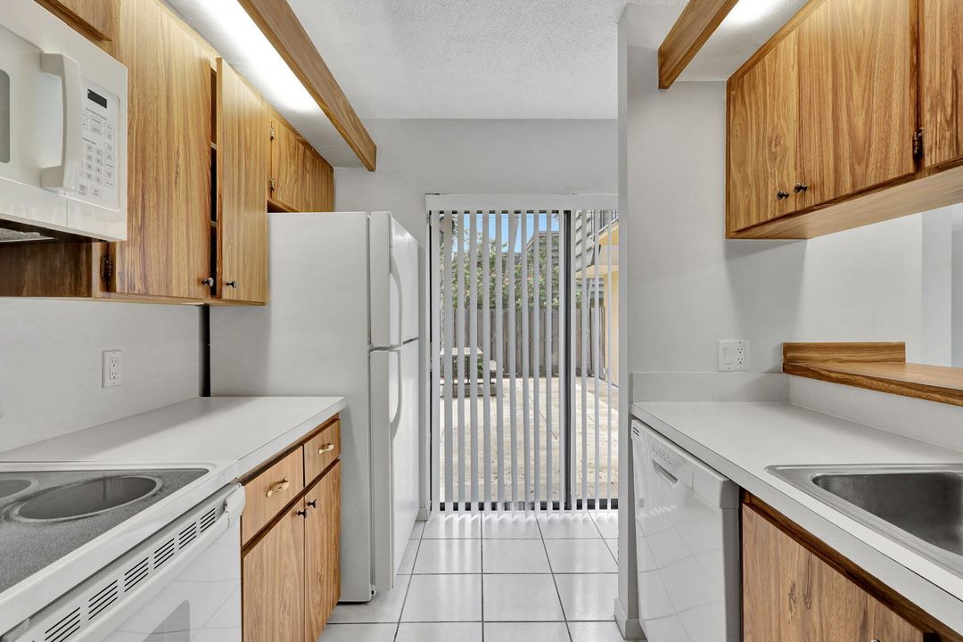 Active With Contract: $2,100 (2 beds, 2 baths, 1236 Square Feet)