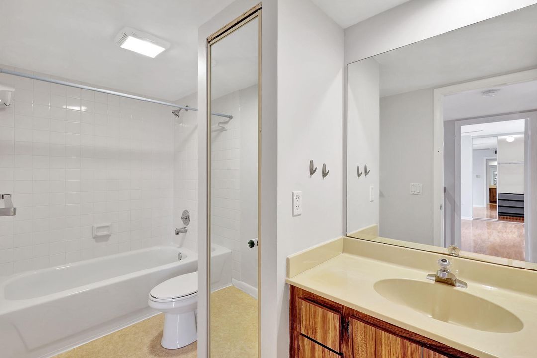 Active With Contract: $2,100 (2 beds, 2 baths, 1236 Square Feet)