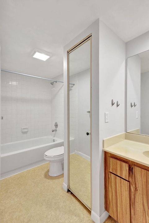 Active With Contract: $2,100 (2 beds, 2 baths, 1236 Square Feet)