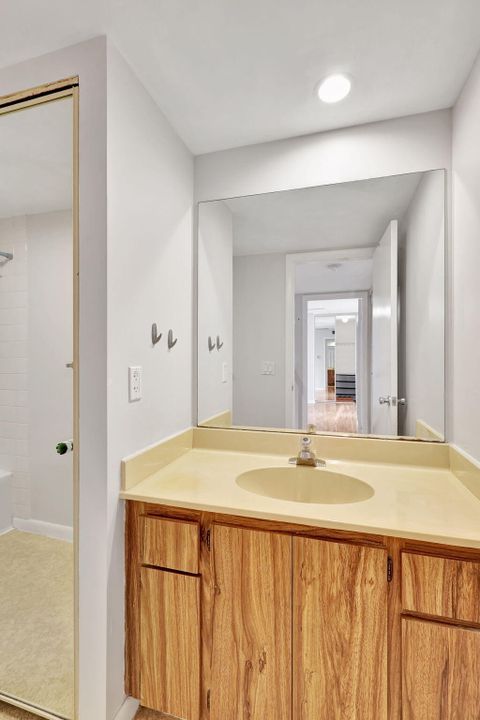 Active With Contract: $2,100 (2 beds, 2 baths, 1236 Square Feet)