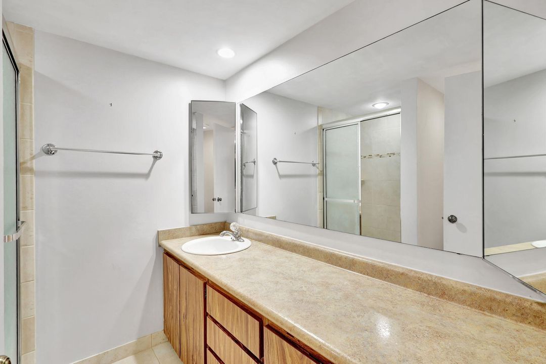 Active With Contract: $2,100 (2 beds, 2 baths, 1236 Square Feet)