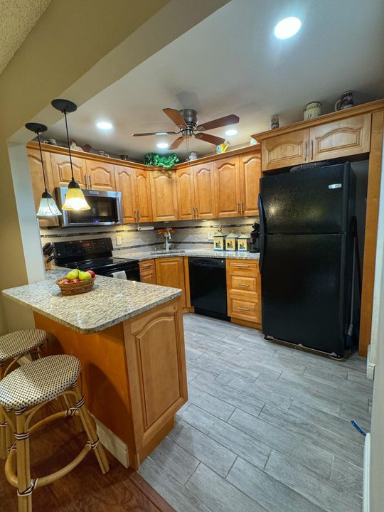 For Rent: $1,900 (2 beds, 2 baths, 937 Square Feet)