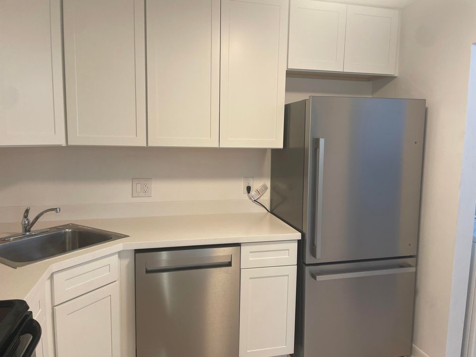 For Sale: $165,000 (1 beds, 1 baths, 682 Square Feet)