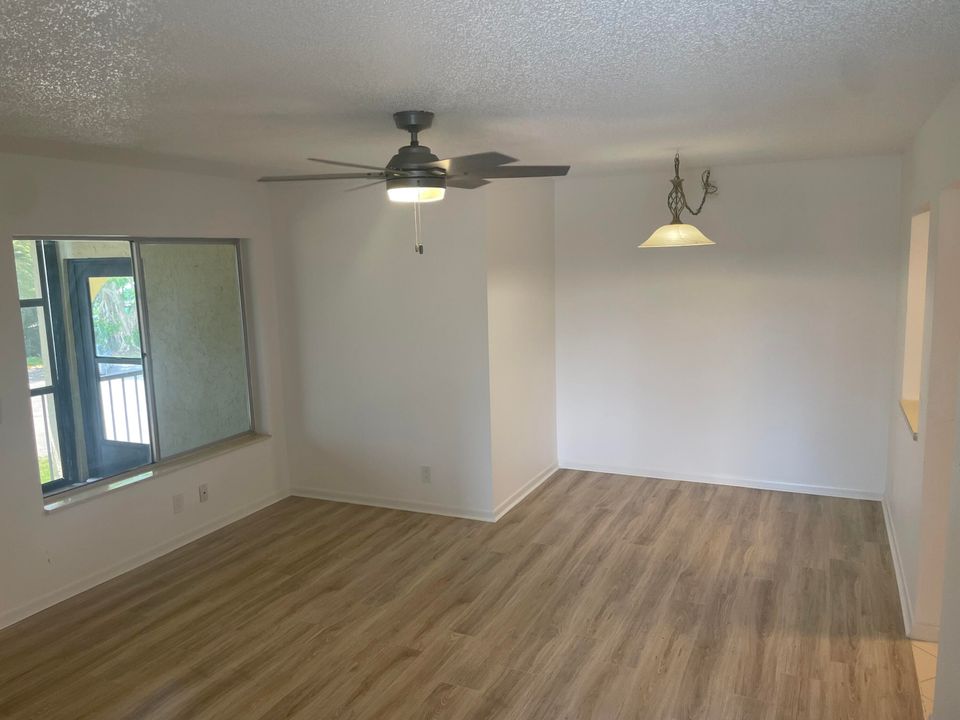 For Sale: $165,000 (1 beds, 1 baths, 682 Square Feet)