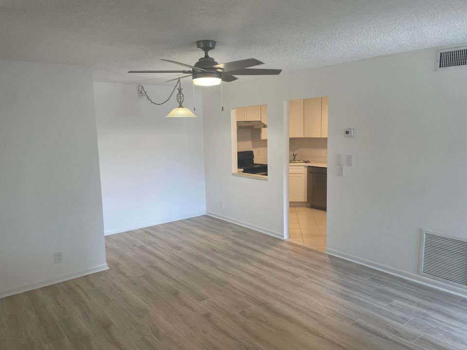 For Sale: $165,000 (1 beds, 1 baths, 682 Square Feet)