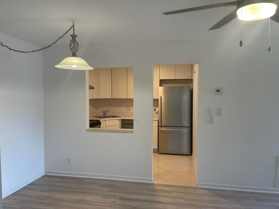 For Sale: $165,000 (1 beds, 1 baths, 682 Square Feet)