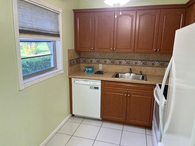 For Sale: $155,000 (2 beds, 1 baths, 840 Square Feet)