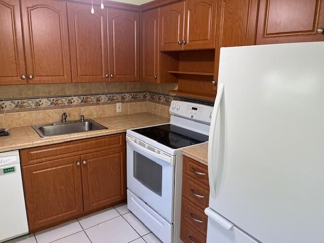 For Sale: $155,000 (2 beds, 1 baths, 840 Square Feet)