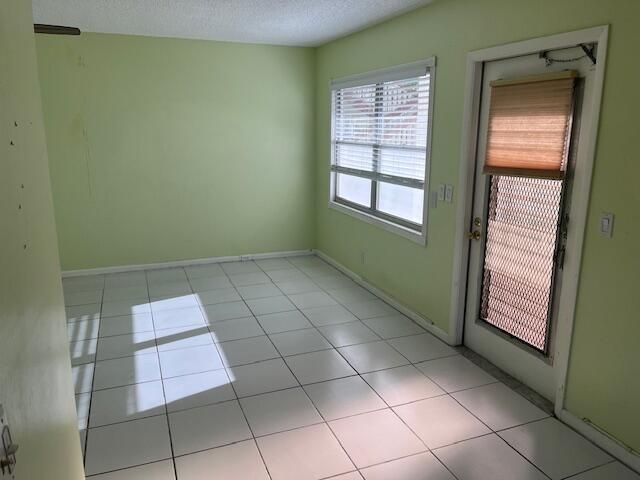 For Sale: $155,000 (2 beds, 1 baths, 840 Square Feet)