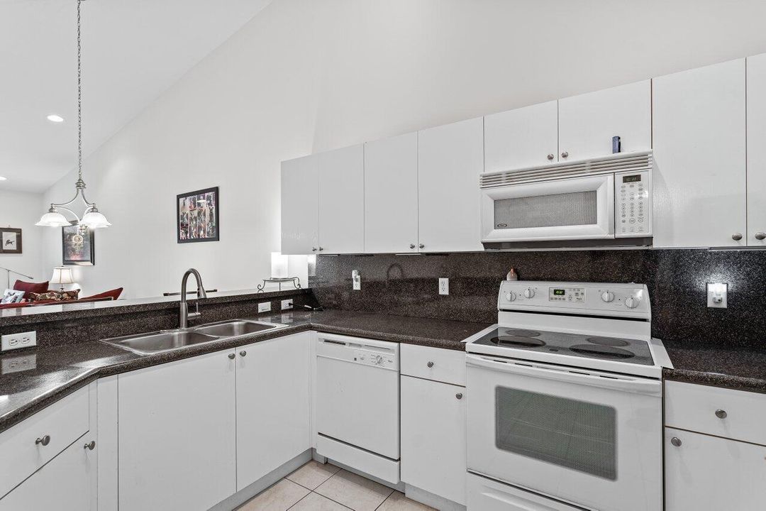 For Sale: $349,888 (2 beds, 2 baths, 1259 Square Feet)