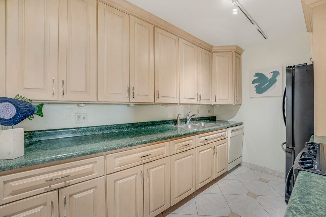 For Sale: $315,000 (2 beds, 2 baths, 1162 Square Feet)