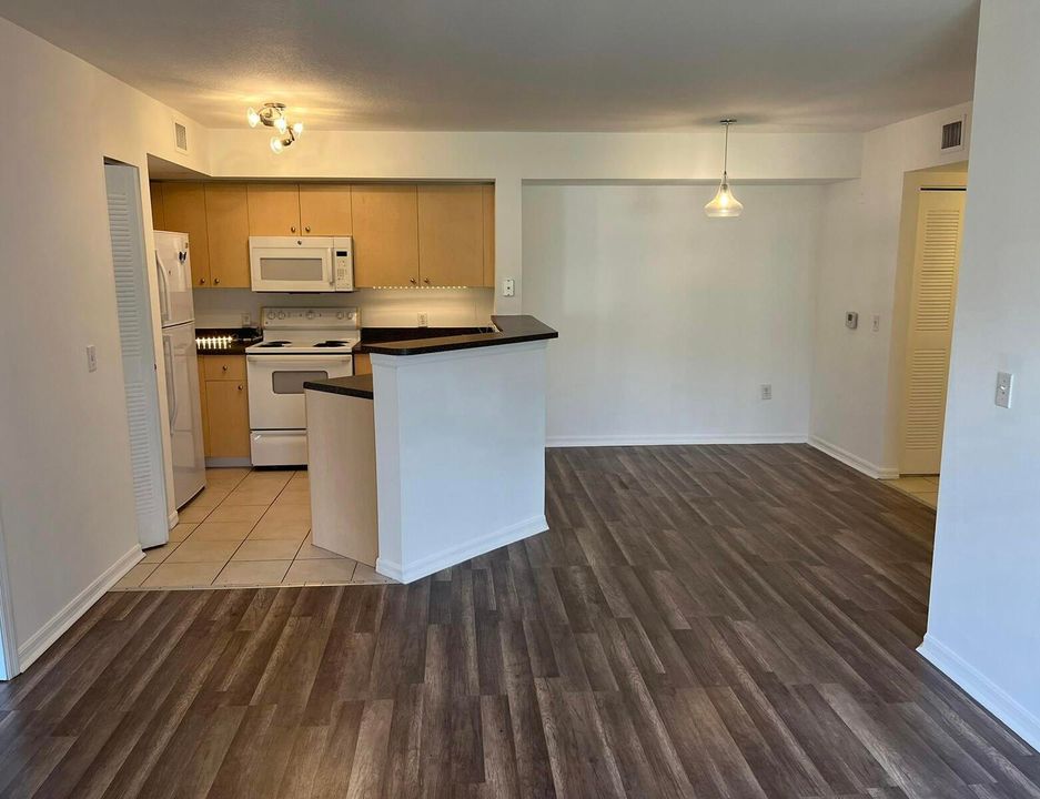 For Rent: $2,050 (2 beds, 2 baths, 1060 Square Feet)