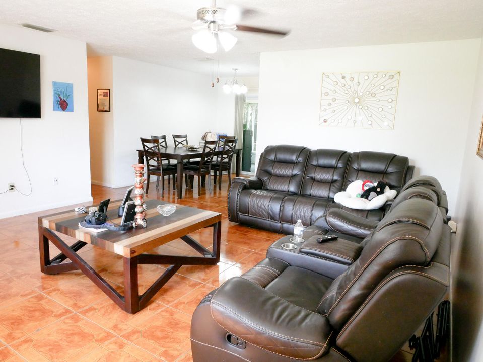 For Sale: $310,000 (3 beds, 2 baths, 1161 Square Feet)