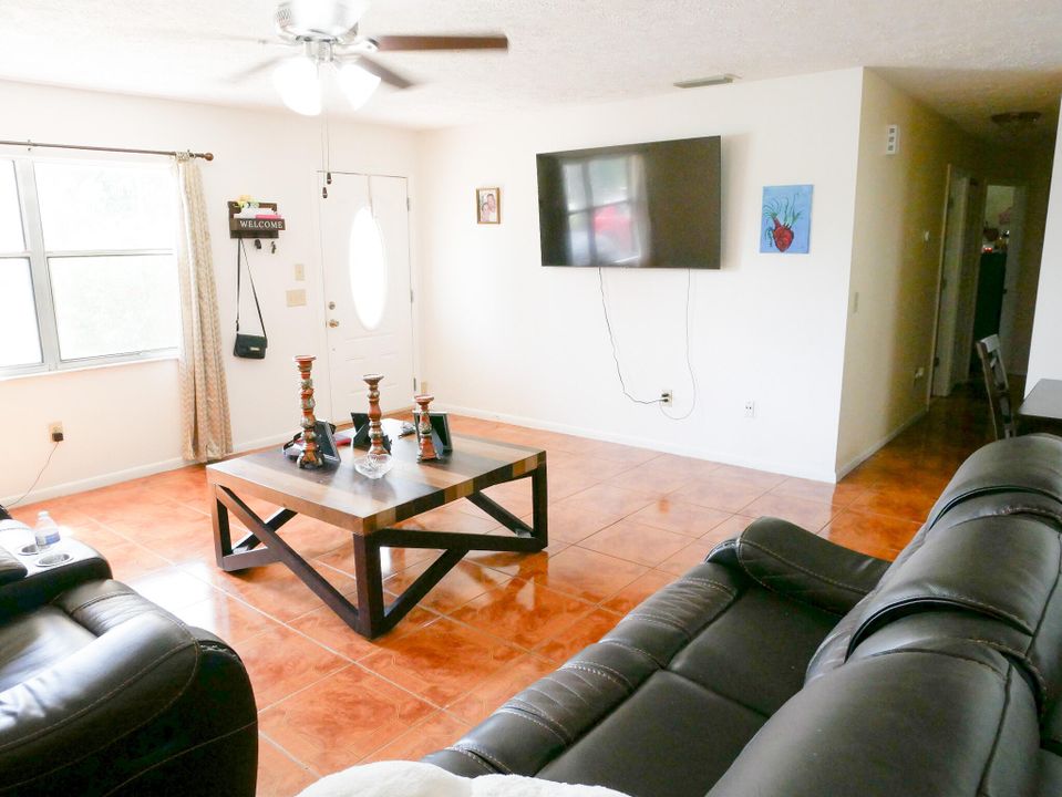 For Sale: $310,000 (3 beds, 2 baths, 1161 Square Feet)