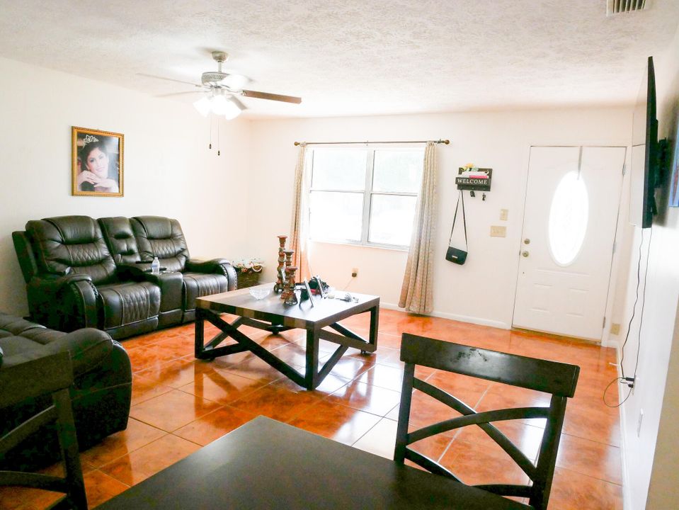 For Sale: $310,000 (3 beds, 2 baths, 1161 Square Feet)