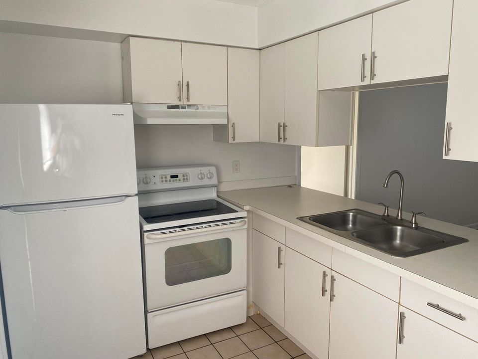 For Rent: $2,300 (2 beds, 1 baths, 1341 Square Feet)