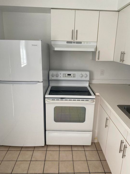 For Rent: $2,300 (2 beds, 1 baths, 1341 Square Feet)