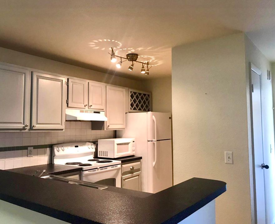 For Rent: $2,075 (2 beds, 1 baths, 847 Square Feet)