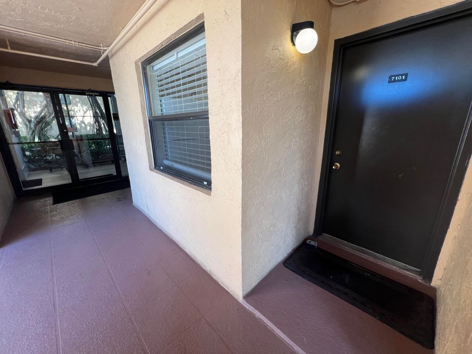 For Rent: $2,400 (2 beds, 2 baths, 1175 Square Feet)