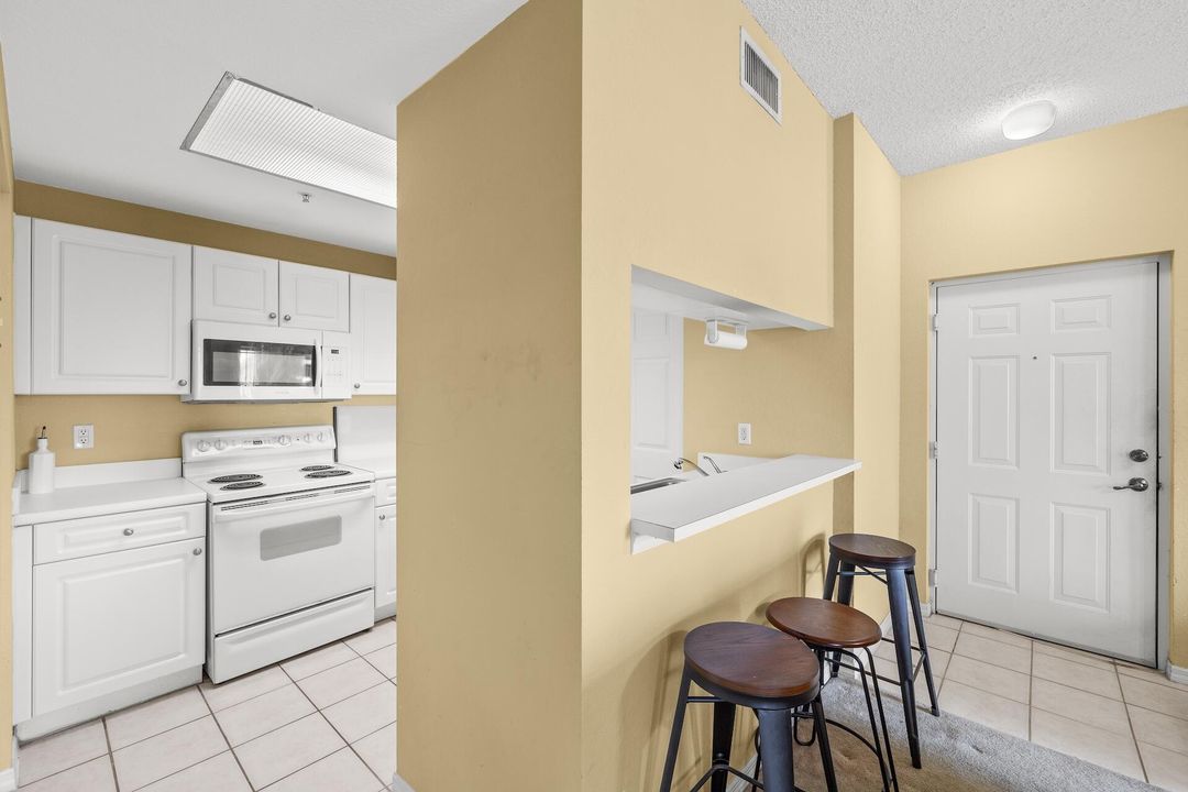 For Sale: $254,900 (1 beds, 1 baths, 765 Square Feet)