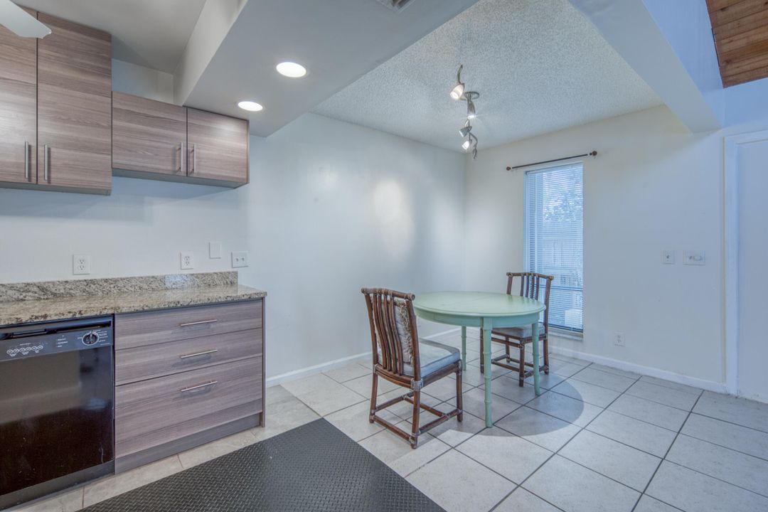 For Rent: $1,995 (2 beds, 1 baths, 897 Square Feet)