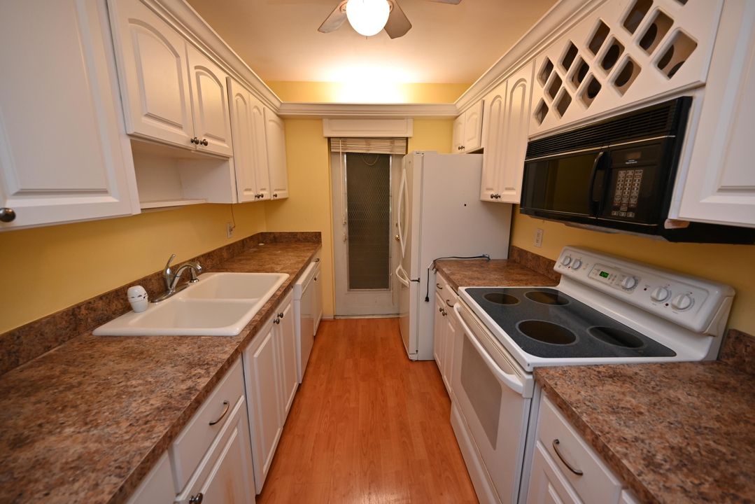 For Sale: $269,900 (2 beds, 2 baths, 1000 Square Feet)