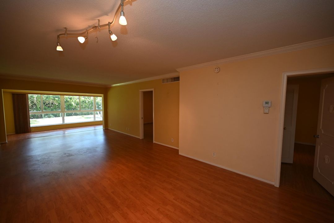 For Sale: $269,900 (2 beds, 2 baths, 1000 Square Feet)