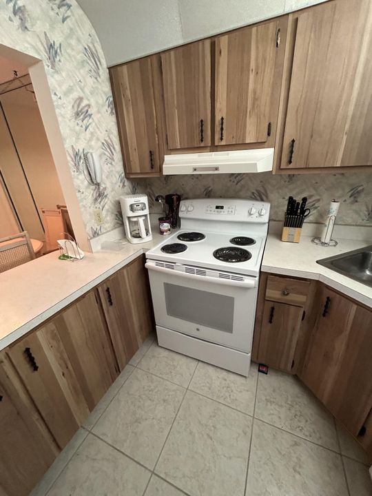 For Sale: $169,000 (2 beds, 1 baths, 935 Square Feet)