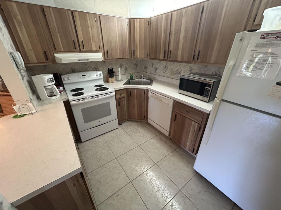 For Sale: $169,000 (2 beds, 1 baths, 935 Square Feet)