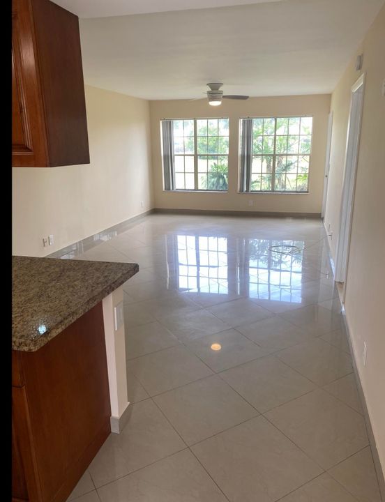 For Rent: $2,100 (1 beds, 1 baths, 700 Square Feet)
