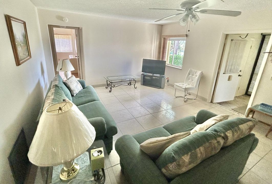 For Sale: $169,000 (2 beds, 1 baths, 935 Square Feet)