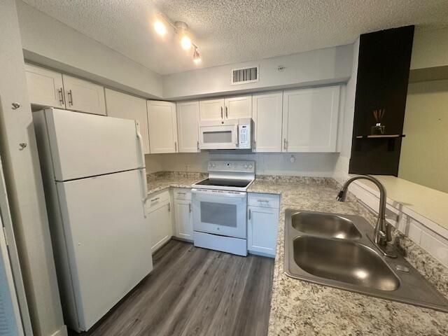 For Rent: $2,250 (2 beds, 2 baths, 1076 Square Feet)