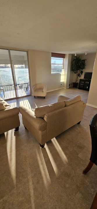 For Sale: $269,985 (2 beds, 2 baths, 1200 Square Feet)