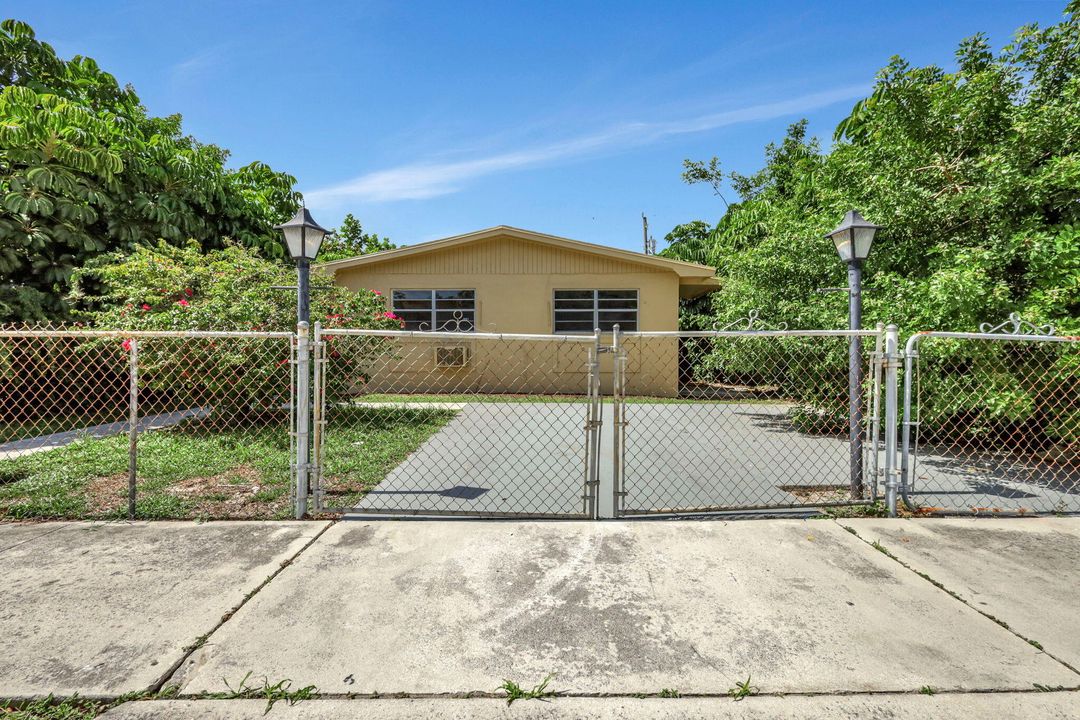 Active With Contract: $319,000 (3 beds, 2 baths, 1150 Square Feet)