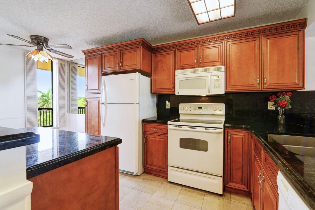 For Sale: $177,777 (2 beds, 2 baths, 1090 Square Feet)