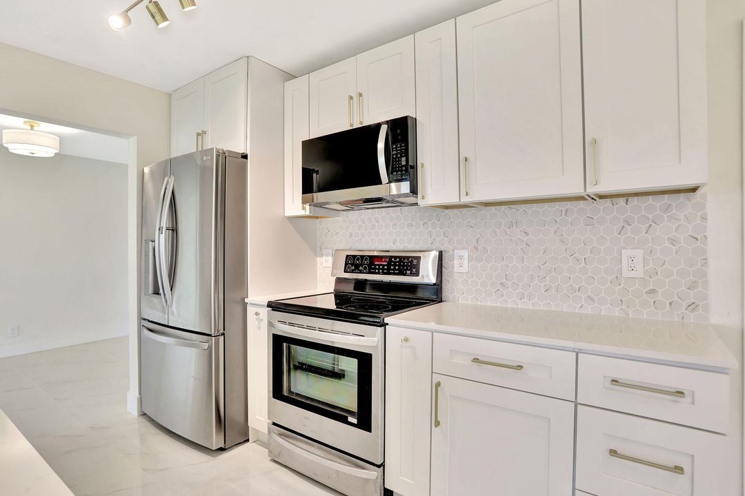 For Sale: $389,000 (2 beds, 2 baths, 1354 Square Feet)