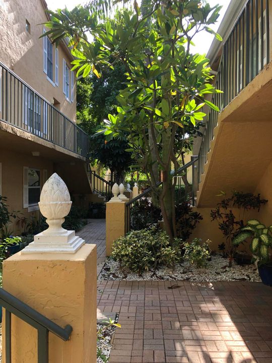 Active With Contract: $239,000 (1 beds, 1 baths, 760 Square Feet)