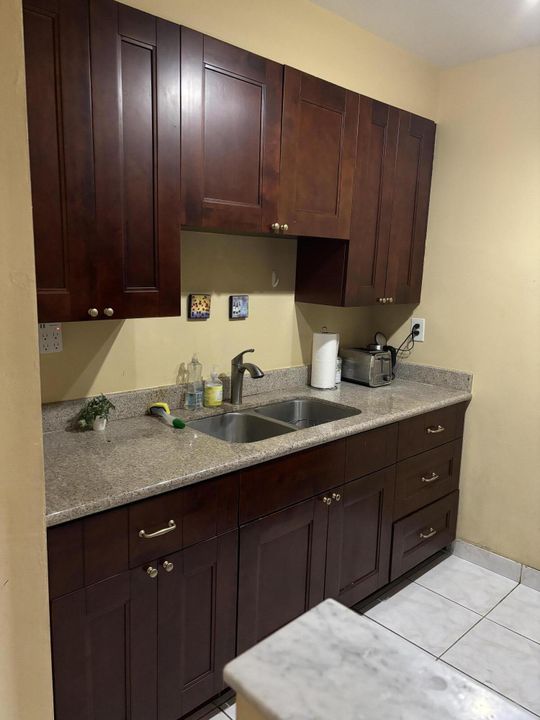 For Rent: $1,700 (1 beds, 1 baths, 700 Square Feet)