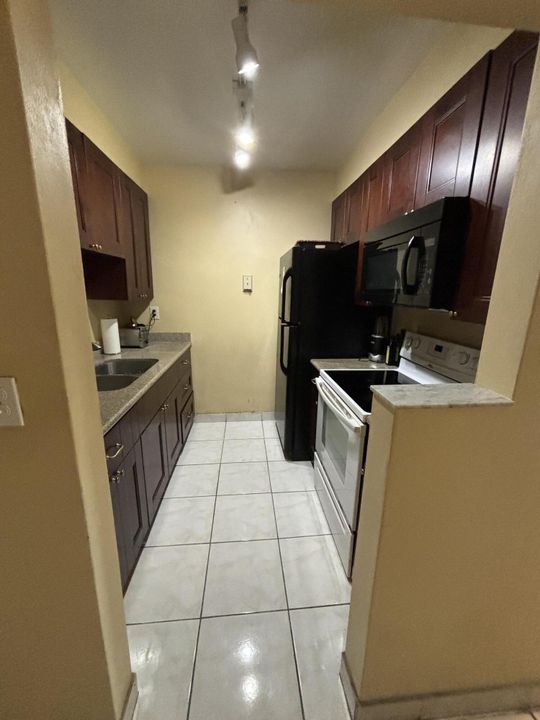 For Rent: $1,700 (1 beds, 1 baths, 700 Square Feet)