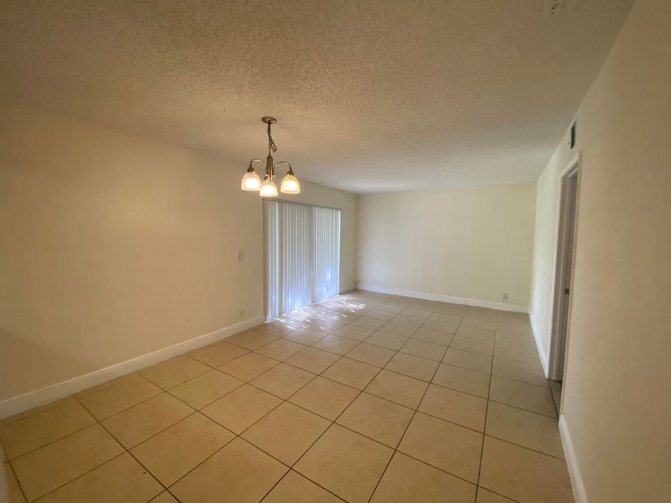 For Rent: $1,900 (2 beds, 2 baths, 904 Square Feet)