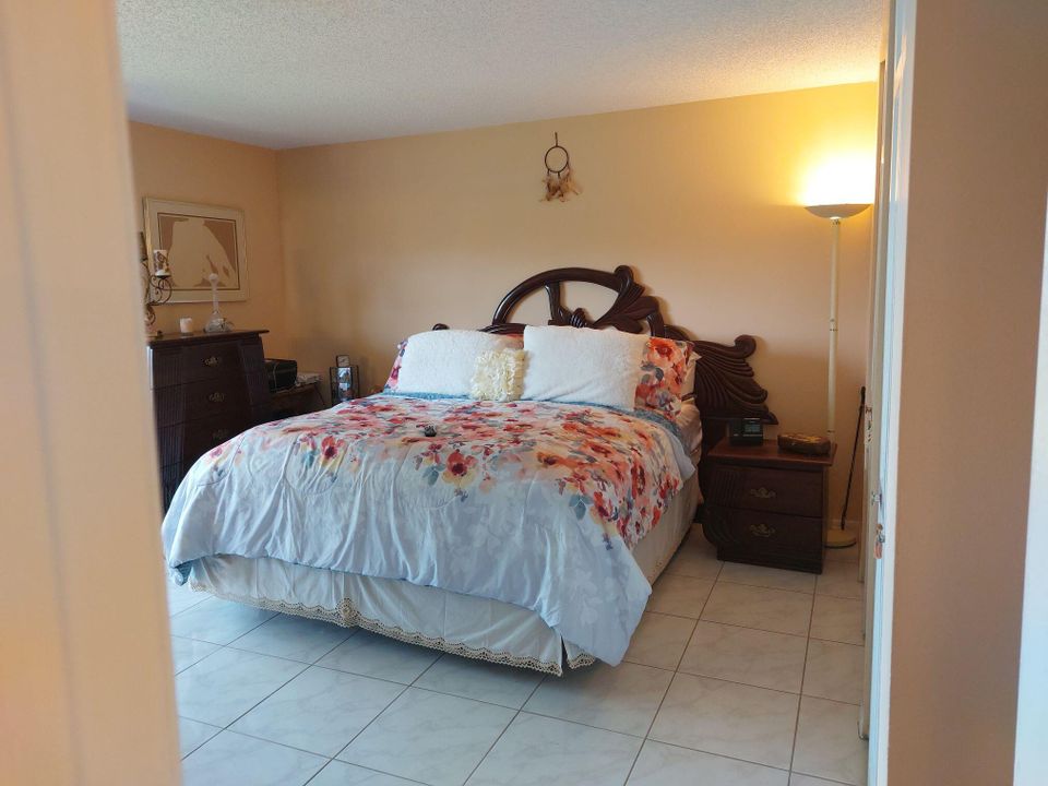 For Sale: $159,000 (1 beds, 1 baths, 837 Square Feet)