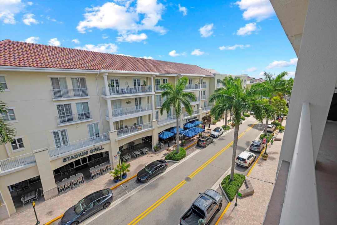 Active With Contract: $415,000 (3 beds, 2 baths, 1195 Square Feet)